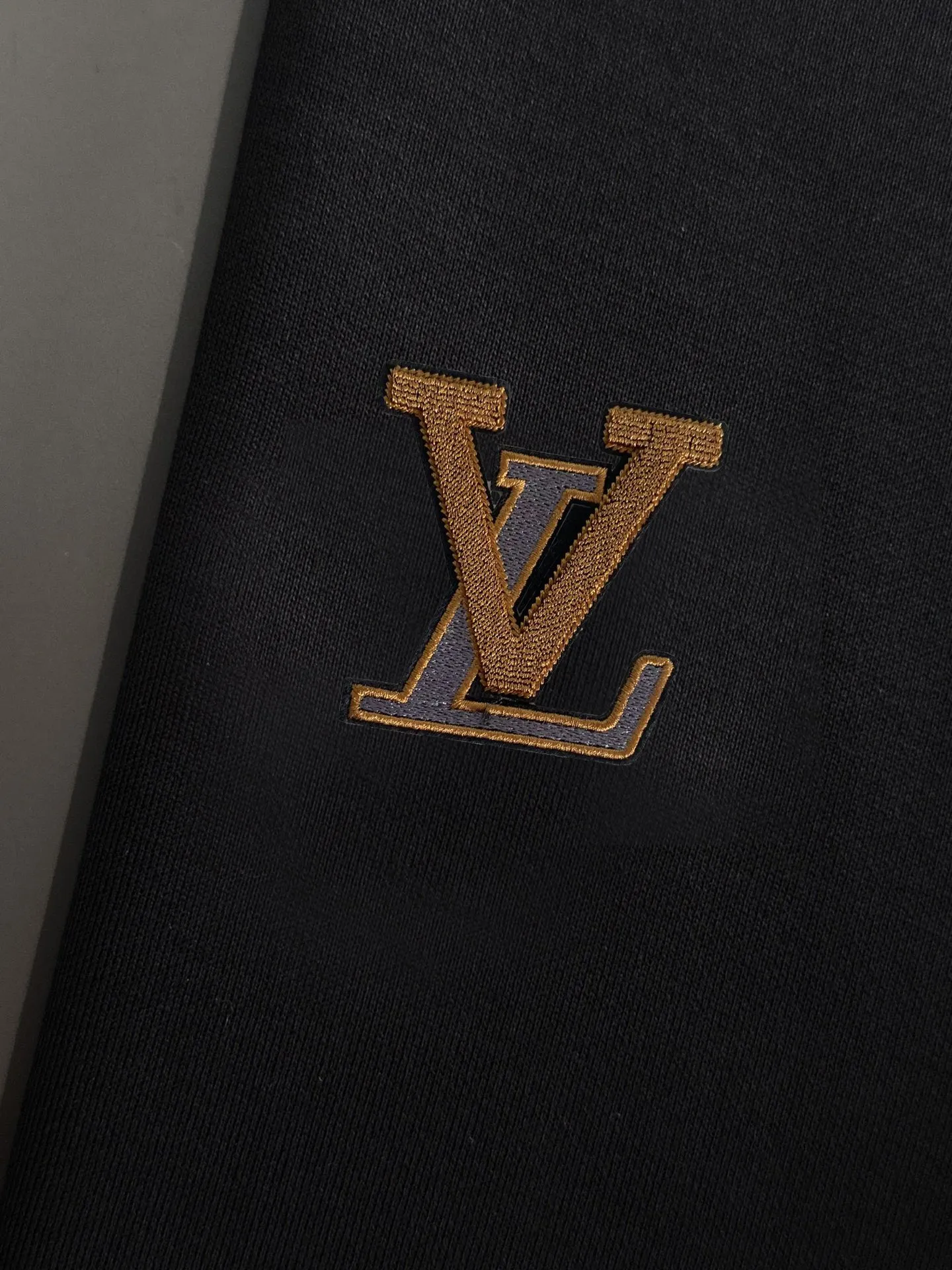 🅿️380 direct batch [LV Louis Vuitton] (Fat Man Gospel) hot-selling suit is coming. Focus on the original version of the official website. 2025 new hot-selling sweatshirt suit. The original order is the best. 🇭🇰The meticulous work of top designers. Just for a fitting and perfect upper body effect. 100% natural high-quality Roman cotton, close-fitting comfort, noble and elegant! Original hardware embodies elegance and nobility! Counter size: M-5XL (maximum wear up to 220 pounds)